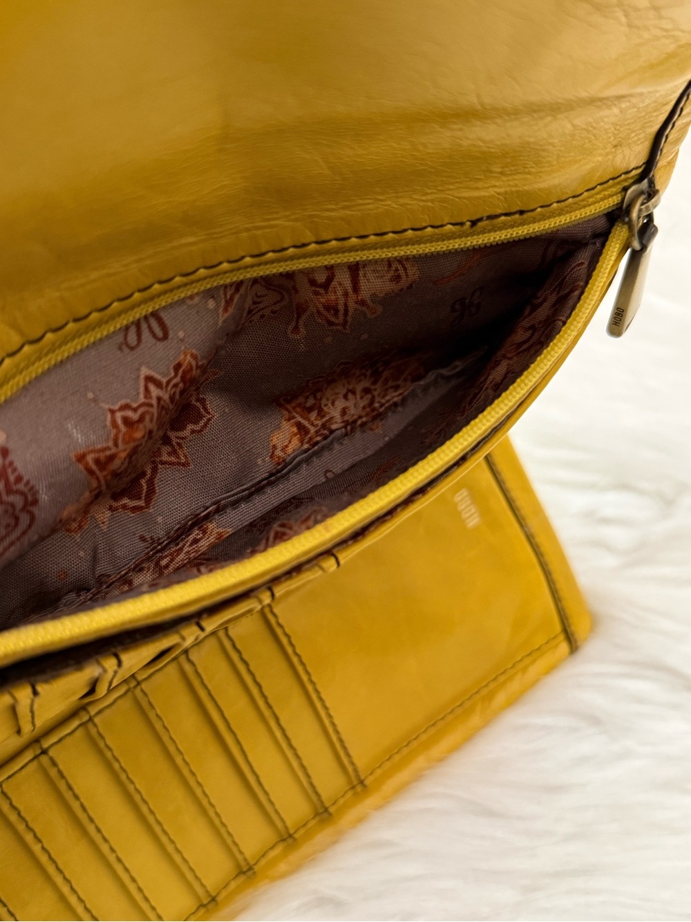 HOBO - INTERNATIONAL YELLOW SOFT LEATHER SADIE LONG WALLET MAGNETIC CLOSURE - Picture 8 of 16